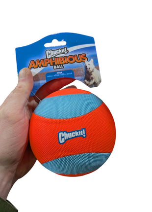 Bola Anfíbia Mega Ball Chuckit Laranja/Azul - Especialmente desenvolvida para a água.